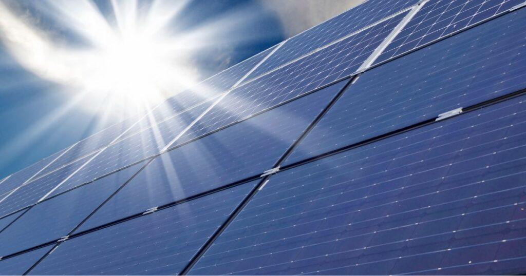 Analisis de factibilidad Acurio y Asociados PANELES SOLARES DE UN ANALISIS COLOCADOS TRAS UN ANALISIS DE FACTIBILIDAD DE UN PROYECTO FOTOVOLTAICO